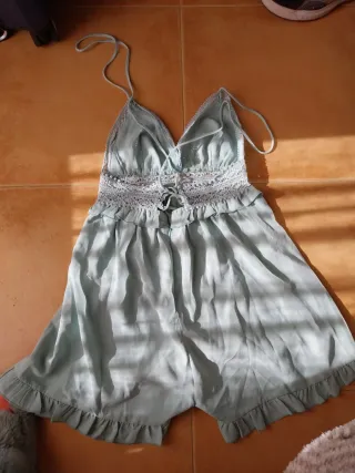 Mono corto verde azulado con encaje