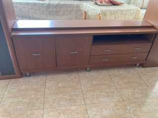 Vitrina de madera y cristal