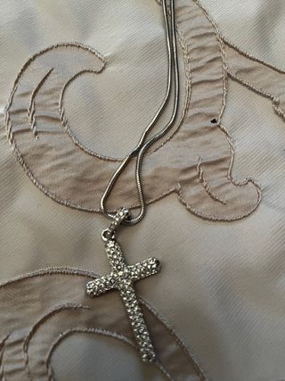 Collar con colgante de cruz plateada
