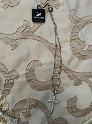 Collar con colgante de cruz plateada