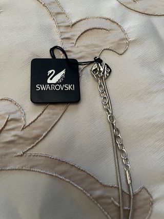 Collar con colgante de cruz plateada