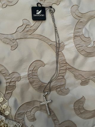 Collar con colgante de cruz plateada