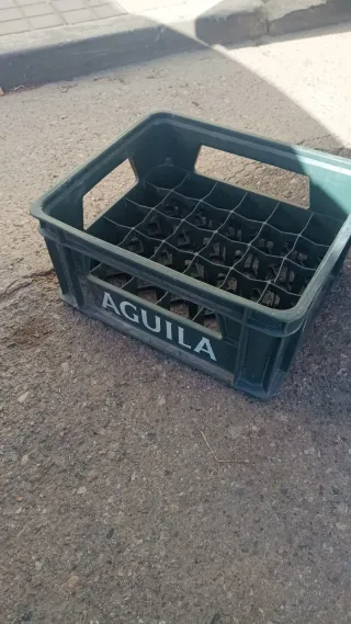 Scatole di birra Águila in plastica verde e scatola di Ámba