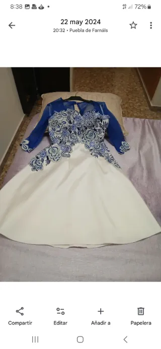 Vestido azul y blanco con bordado floral