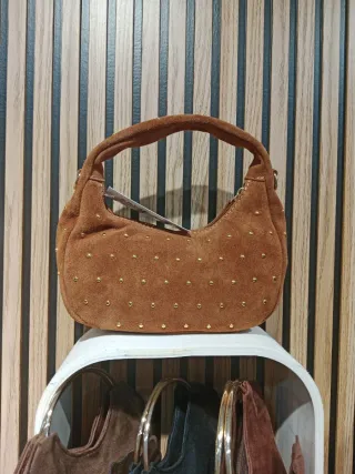 Bolso marrón con tachuelas doradas