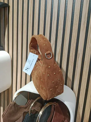 Bolso marrón con tachuelas doradas