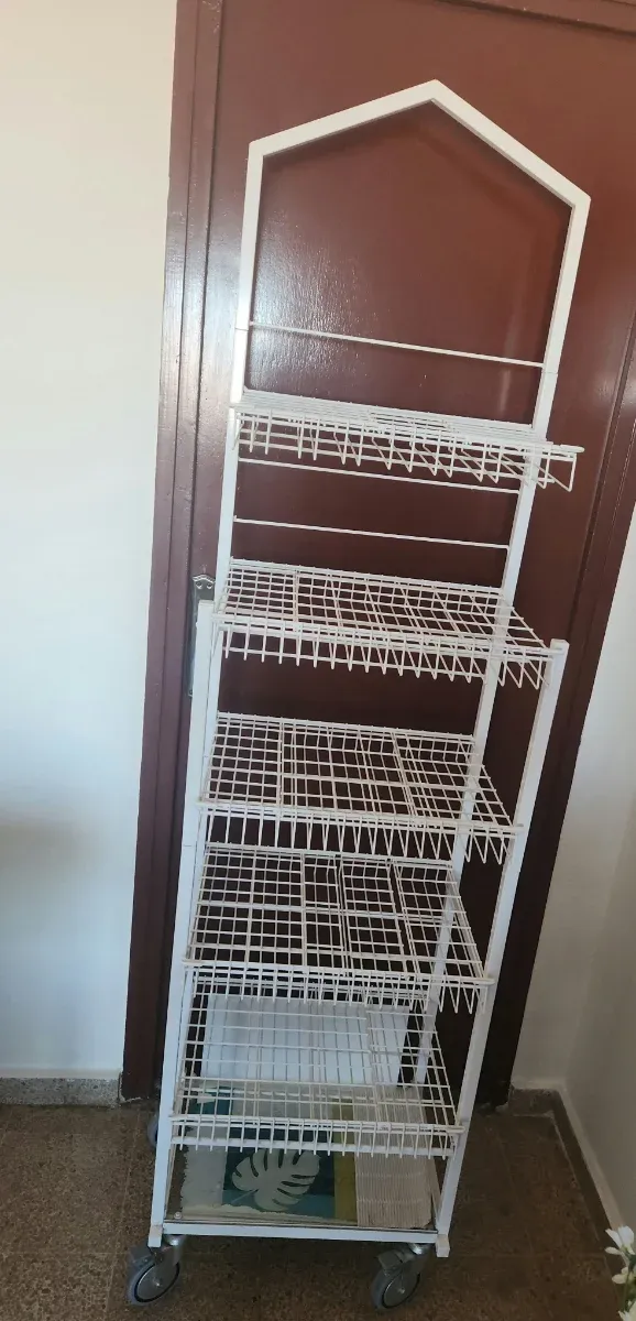 Estantería metálica blanca