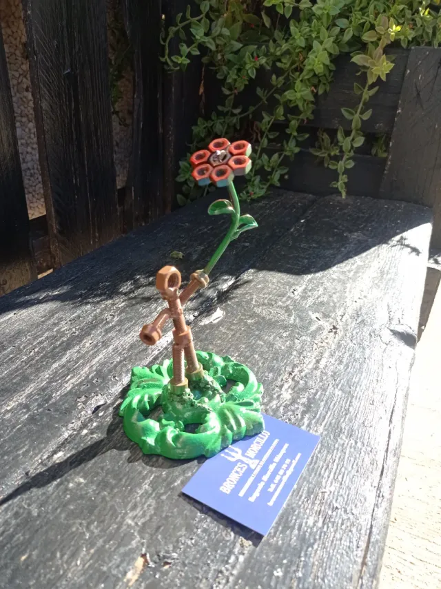 Escultura de metal: chico con flor