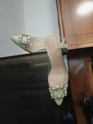 Zapatos de fiesta verdes con pedrería