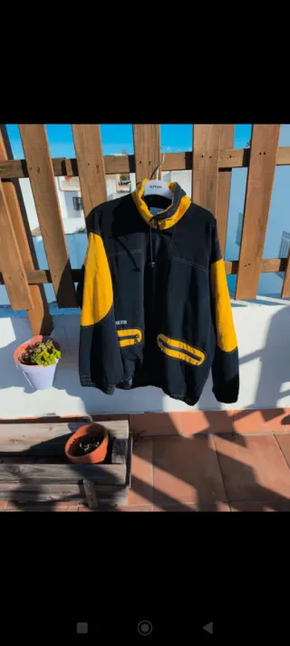 Cortavientos mujer negro y amarillo