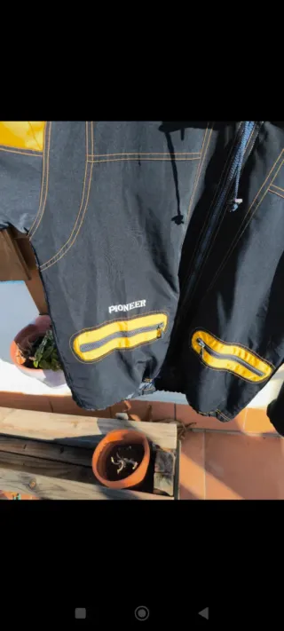 Cortavientos mujer negro y amarillo