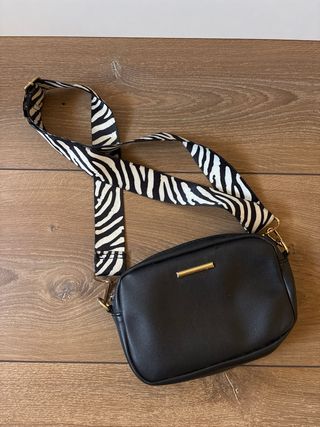 Bolso de hombro negro con correa cebra