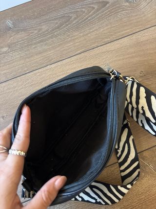 Bolso de hombro negro con correa cebra