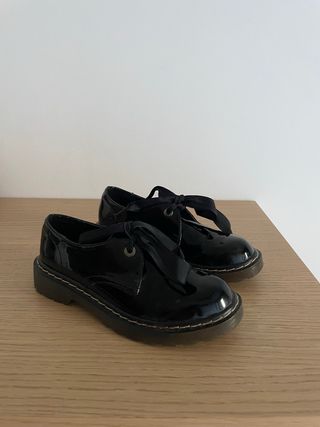Mocasines negros charol lazo