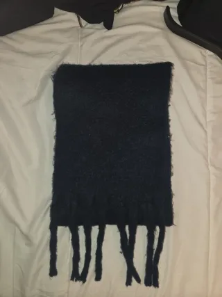 Fular azul marino con flecos