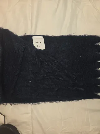 Fular azul marino con flecos