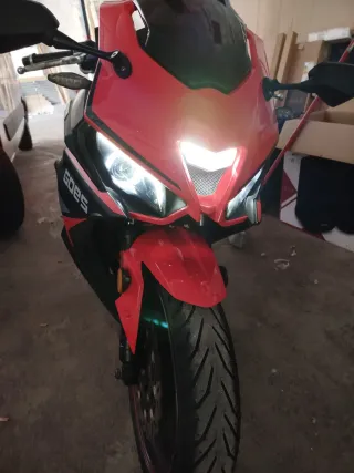 Moto GOES 125Gp Roja y Negra