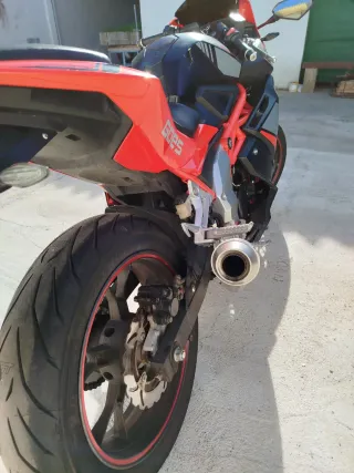 Moto GOES 125Gp Roja y Negra