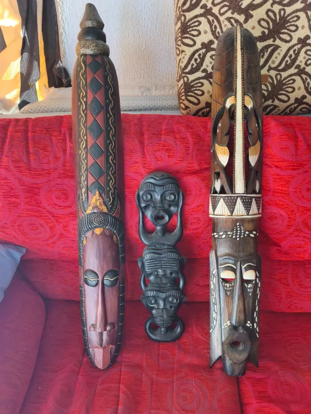 Máscaras decorativas de madeira...