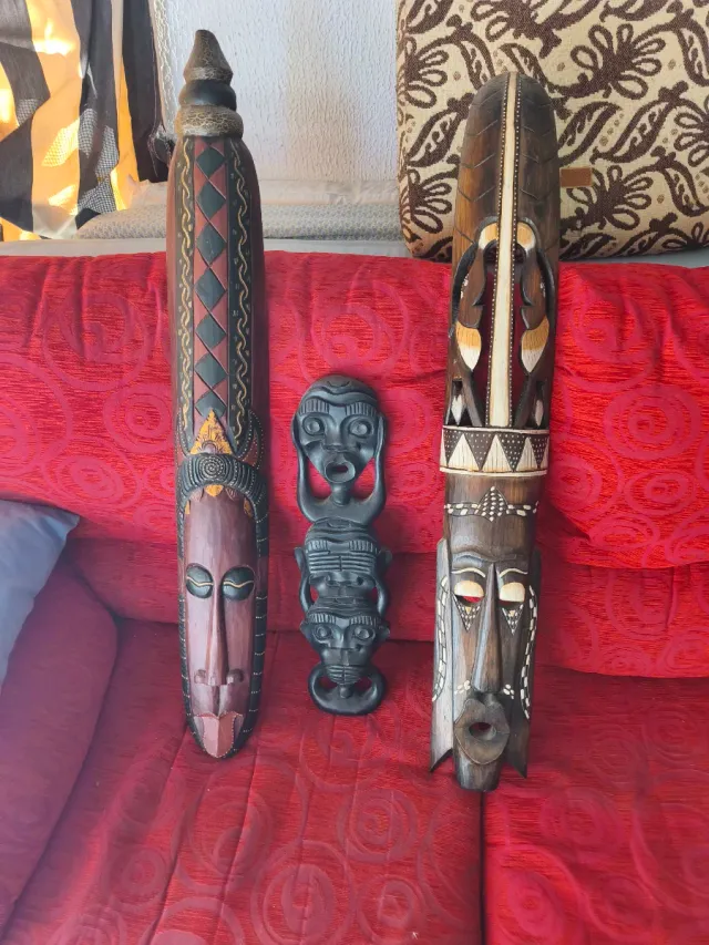 Máscaras decorativas de madeira...