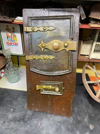 Puerta de horno antigua de madera y latón