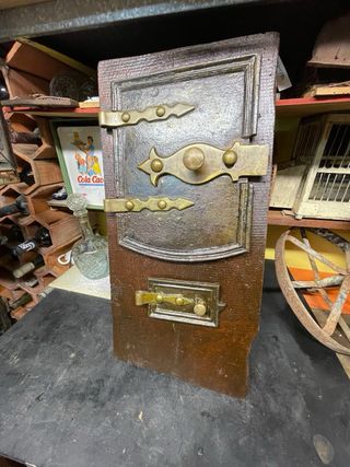 Puerta de horno antigua de madera y latón