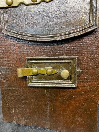 Puerta de horno antigua de madera y latón