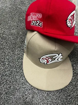 Gorra Snapback Crowdead Roja y Beige