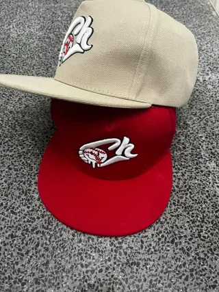 Gorra Snapback Crowdead Roja y Beige