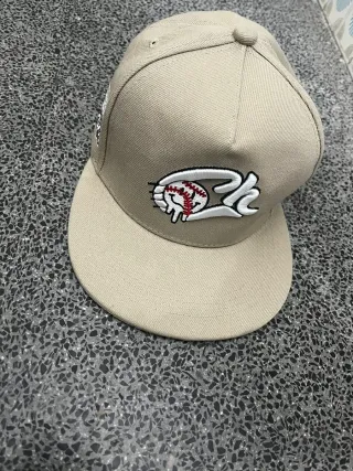 Gorra Snapback Crowdead Roja y Beige