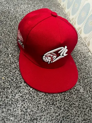 Gorra Snapback Crowdead Roja y Beige