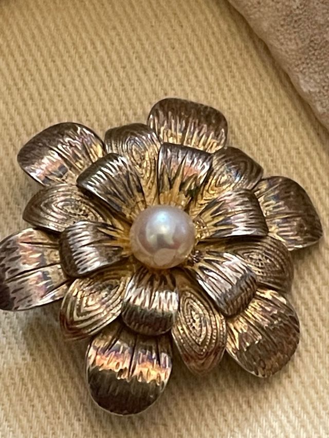 Spilla fiore perla placcata oro e argento
