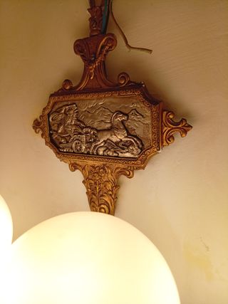 Lámpara de pared dorada con globos blancos