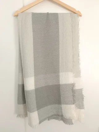 Bufanda a cuadros gris y blanco