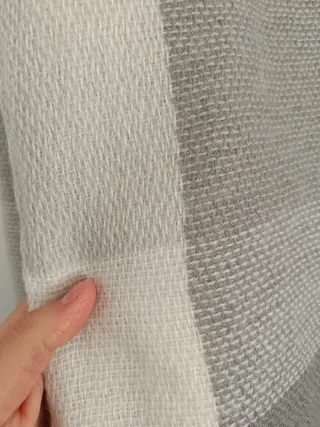 Bufanda a cuadros gris y blanco