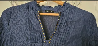 Blusa TEX azul estampada. Talla M