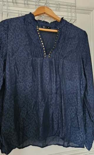 Blusa TEX azul estampada. Talla M
