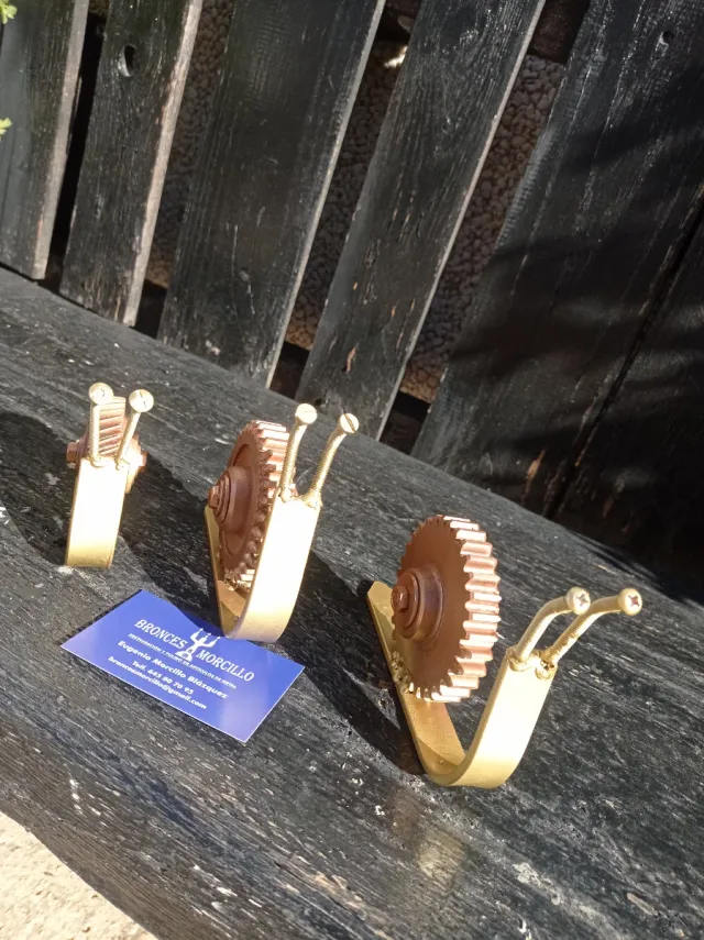 Escultura de caracoles de metal