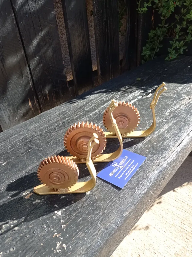 Escultura de caracoles de metal