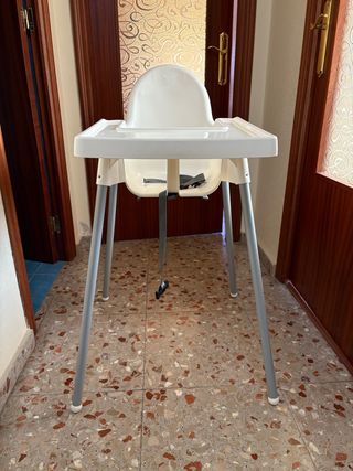 Trona de plástico blanca con bandeja