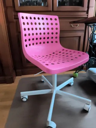 Silla de escritorio rosa con ruedas