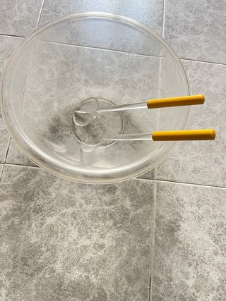 Insalatiera trasparente con cucchiai gialli