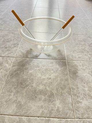 Insalatiera trasparente con cucchiai gialli