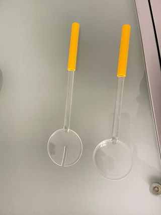 Insalatiera trasparente con cucchiai gialli