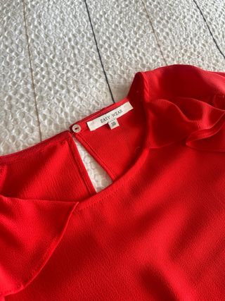 Blusa roja vaporosa con volante