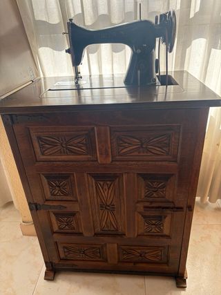 Máquina de coser antigua con mueble