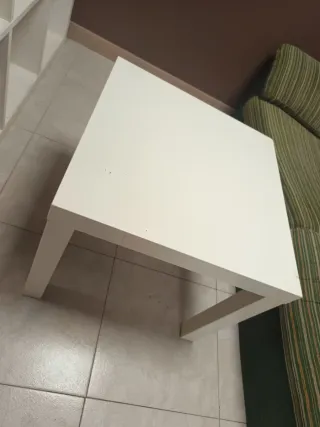 Mesa auxiliar blanca pequeña
