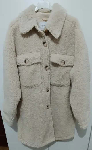 Abrigo borrego beige oversize.