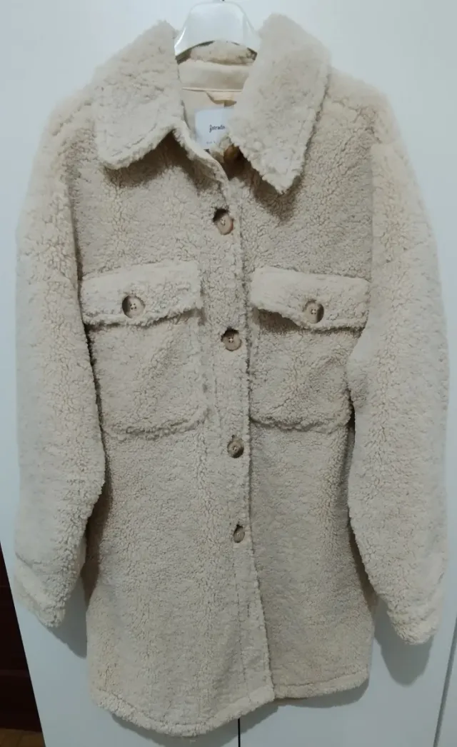 Abrigo borrego beige oversize.