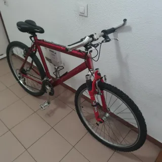 Bicicleta de montaña roja